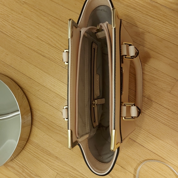 Calvin Klien Purse. - Picture 2 of 3